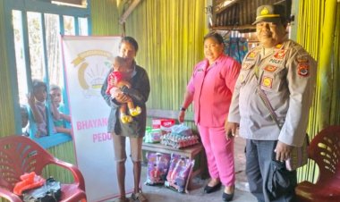 Giat-Ops--Peduli-Masalah-Stunting,-Jajaran-Polsek-bersama-Bhayangkari-Ranting-Kakuluk-Mesak-Beri-Bantuan-Sosial