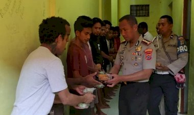 Periksa-Kondisi-Tahanan,-Kapolresta-Juga-Bagikan-Makanan-Ringan