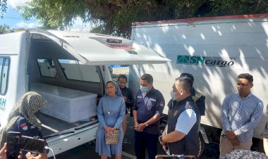 Jenazah-PMI-yang-dipulangkan-dari-Malaysia-Dijemput-Satgas-TPPO-Polda-NTT-di-Bandara-El-Tari-Kupang