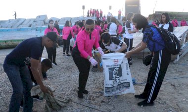 Polda-NTT-Gandeng-Bhayangkari,-Polwan-dan-Masyarakat-Bersih-Bersih-Sampah-Plastik-di-Pantai-Namosain