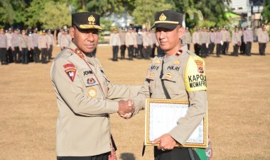 Berprestasi,-Kapolda-NTT-Beri-Penghargaaan-Kepada-Kapolsek-Miomafo-Timur