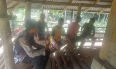 Sembari-Bercengkrama-Dengan-Warga,-Bripka-Yohanis-Titipkan-Sejumlah-Pesan-Kamtibmas