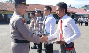 Kapolres-Sumba-Barat-Berikan-Reward-Kepada-44-Personel-Polres-Sumba-Barat-Atas-Prestasi-dan-Dedikasi