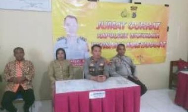 Dengarkan-Keluhan-Para-Guru,-Polsek-Wanukaka-Gelar-Jumat-Curhat-Di-SMPN-3-Wanukaka