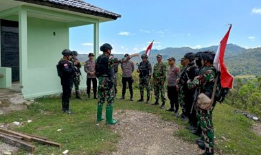 Sinergi-untuk-Negeri,-Polres-Belu-Bersama-Brimob-dan-TNI-di-Laktutus-Kompak-Patroli-Jalan-Kaki-Jamin-Keamanan-di-Perbatasan-RI-RDTL