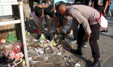 Peduli-Lingkungan,-Polda-NTT-Bersihkan-Sampah-di-Kawasan-Pantai-LLBK-Yang-Diresmikan-Oleh-Presiden-RI
