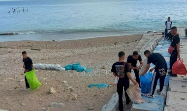 Masyarakat-hingga-Pelajar-Apresiasi-Polda-NTT-Atas-Aksi-Bersih-Bersih-Sampah-di-Kawasan-Pantai-LLBK-Kota-Kupang