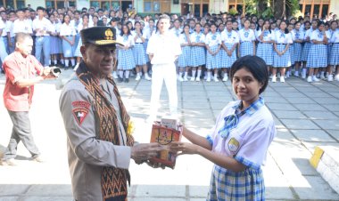 Tingkatkan-Kesadaran-Kamtibmas-dan-Semangat-Belajar,-Kapolda-NTT-Sambangi-SMA-Katolik-St.-John-Paul-II-Maumere