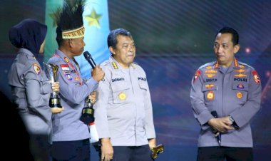 Hadiah-Dari-Kapolri-Untuk-Pemenang-Hoegeng-Award-Kategori-Polisi-Berintegritas