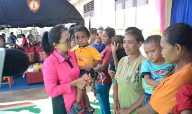 Ketua-Umum-Bhayangkari-Ny.-Juliati-Sigit-Prabowo-Memberikan-Bantuan-Sosial-dan-Pengobatan-Gratis-di-Kantor-Camat-Palue