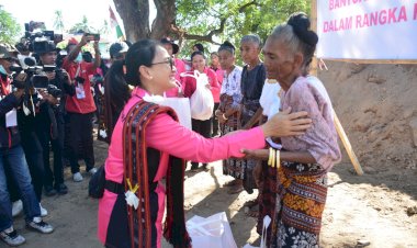 Ketua-Umum-Bhayangkari-Berikan-Bantuan-Sumur-Air-Bersih-Bagi-Warga-Desa-Rorowairere-Sikka