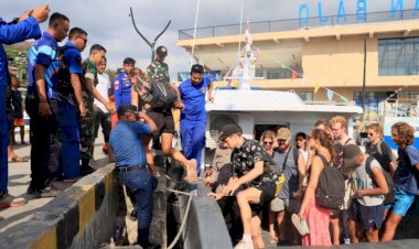 Operasi-Heroik:-Polres-Mabar-Bersama-Tim-SAR-Gabungan-Berhasil-Selamatkan-43-Penumpang-Kapal-Wisata-yang-Kandas-di-Labuan-Bajo