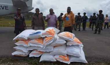 Kapolri-Salurkan-264,7-Ton-Beras-dan-1.500-Sembako-untuk-Warga-Papua-yang-Terdampak-Kekeringan 