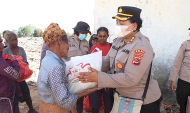 Puluhan-Pemulung-di-TPA-Alak-Terharu-dan-Apresiasi-Polwan-Polda-NTT