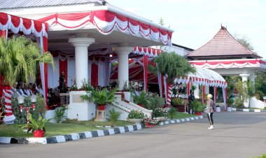 Kapolda-Bersama-Forkopimda-Ikuti-Upacara-Bendera-Peringatan-HUT-RI-ke-78-di-Alun-alun-Rumjab-Gubernur-NTT