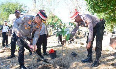 Lakukan-Aksi-Penghijauan,-Polda-NTT-Tanam-1000-Anakan-Pohon