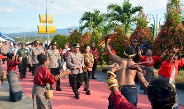 Kapolri-Diterima-Hangat-dalam-Budaya-Sikka,-NTT,-Usai-AMMTC-ke-17