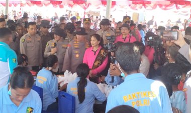 Kapolri-dan-Ketua-Umum-Bhayangkari-Tinjau-Bakti-Kesehatan-Polri-Presisi-di-Pulau-Palue-NTT