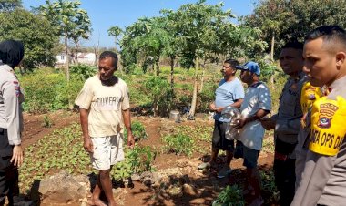 Gelar-Operasi-Bina-Karuna,-Anggota-Polda-NTT-Sosialisasikan-Pencegahan-Karhutla-di-Kelurahan-Penkase