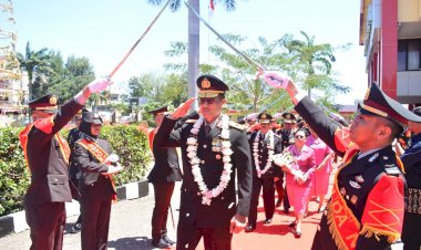 Tradisi-Pedang-Pora-Melepas-Wakapolda-NTT-dan-Wisuda-Purna-Bhakti-Polri-Tahun-2023