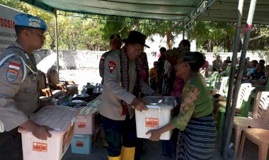 Kapolda-dan-Ketua-Bhayangkari-Daerah-NTT-Beri-Sumbangan-100-Paket-Bansos-dan-2-Sumur-Bor-di-Pulau-Ndao