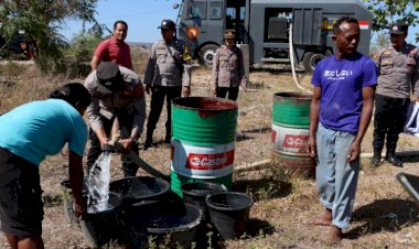 Polres-Sumba-Timur-Berikan-Bantuan-Air-Bersih-di-Tengah-Musim-Kemarau