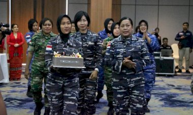 Wanita-TNI-Berikan-Kejutan-Spesial-untuk-Polwan-Polda-NTT-dalam-Perayaan-HUT-ke-75
