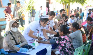Masyarakat-Desa-Pariti,-Kecamatan-Sulamu,-Beri-Apresiasi-Tinggi-terhadap-Program-Pengobatan-Gratis-Polda-NTT