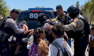 Polisi-Sahabat-Anak:-Unit-Turjawali-Polres-Nagekeo-Antarkan-Anak-Sekolah-Pulang-dengan-Aman