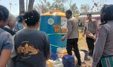 Polres-Kupang-Aksi-Cepat-Bantu-Warga-Desa-Oesena-yang-Kesulitan-Air-Bersih