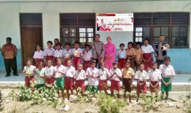 Berkat-Kepedulian-Polsek-Lasiolat,-Anak-anak-di-Perbatasan-Terima-Dukungan-Literasi