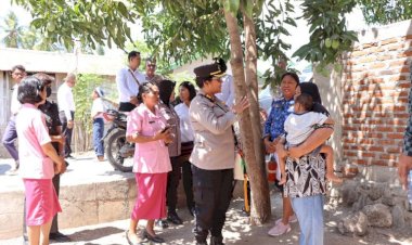 Kapolres-Lembata-Kunjungi-Anak-anak-Penderita-Stunting:-Perhatikan,-Kawal,-dan-Dukung-Tumbuh-Kembang-Mereka