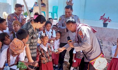 Puluhan-Siswa-SDN-Nefosaka-Ceria-Dapatkan-Bantuan-Buku-dari-Polda-NTT