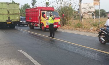Bantu-Anak-Warga-Mengaji-dengan-Nyaman,-Aipda-Yovan,-Anggota-Satlantas-Polres-Lampura,-Bangun-TPA 