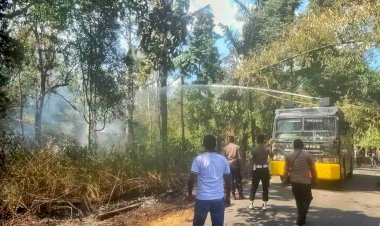 Gunakan-Mobil-AWC,-Anggota-Polres-Ngada-Bantu-Padamkan-Kebakaran-Lahan-di-Empat-Lokasi