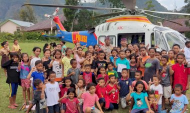 Kunjungi-Desa-Tengku,-Kapolda-NTT-Bersama-Rombongan-Disambut-Hangat-Masyarakat