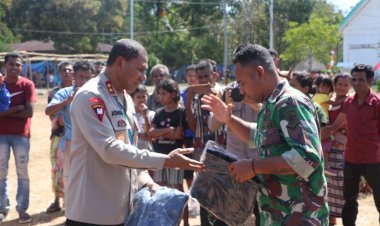 Kapolda-NTT-Bagikan-Jaket-sebagai-Tanda-Penghargaan