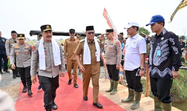 Antisipasi-Dampak-El-Nino,-Wakapolri-Panen-dan-Tanan-Padi-di-Desa-Penggalaman-Kalsel