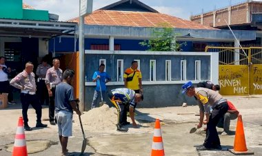 Satuan-Lalu-Lintas-Polres-Lembata-Swadaya-Memperbaiki-Jalan-Berlubang