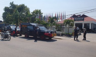 Pastikan-Aman,-Personel-Satgas-Tindak-Brimobda-NTT-Gelar-Patroli-Kamtibmas-di-KPU-dan-Bawaslu