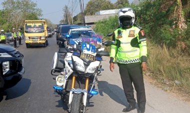 Satgas-Kamseltibcarlantas-Melaksanakan-Ketertiban-Lalu-Lintas-dan-Ciptakan-Kodisi-Aman-di-Kota-Kupang-Untuk-Pemilu-2023-2024