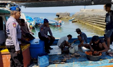 Subsatgas-Polairud-Jalankan-Patroli-dan-Berikan-Imbauan-Kepada-Nelayan-Oeba-untuk-Menjaga-Kamtibmas-Jelang-Pemilu-2024