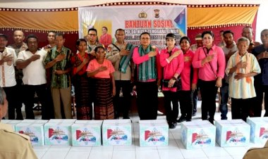 Hadirkan-Rasa-Kepedulian-di-Desa-Kimakamak,-Kapolda-NTT-Bagikan-Bingkisan-kepada-Warga