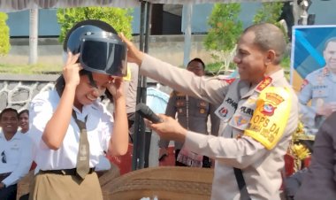 Dorong-Pelajar-SMAK-Podor-Larantuka-untuk-Lebih-Maju,-Kapolda-NTT-Bagi-Handphone-hingga-SIM-Gratis