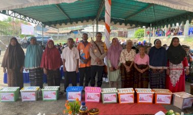 Kapolda-NTT-Salurkan-Bantuan-Sosial:-Sentuhan-Kemanusiaan-di-Kelurahan-Kota-Ratu,-Ende-Utara