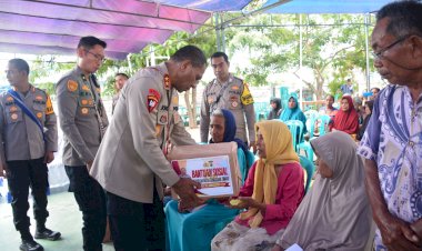 Kapolda-NTT-Berikan-Bantuan-Sosial-kepada-100-KK-di-Kecamatan-Kota-Waingapu