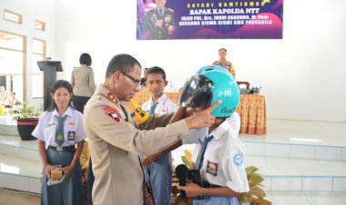 Safari-Kamtibmas-di-SMK-Pancasila-Tambolaka,-Kapolda-NTT-Berikan-Handphone-dan-Helm-kepada-Siswa