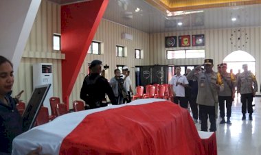Kapolda-NTT-bersama-Pejabat-Utama-Memberikan-Penghormatan-kepada-Jenazah-Bharada-Bonifasius-Jawa