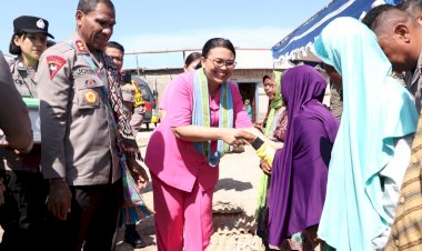 Bantuan-Sosial-Kapolda-dan-Ketua-Bhayangkari-Daerah-NTT:-Meresapi-Kondisi-Sulit-Masyarakat-Nelayan-Bajo-di-Sulamu