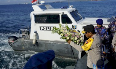 Penghormatan-HUT-ke-73-Polairud-NTT:-Tabur-Bunga-di-Laut-Teluk-Kupang-untuk-Para-Pahlawan-Laut
